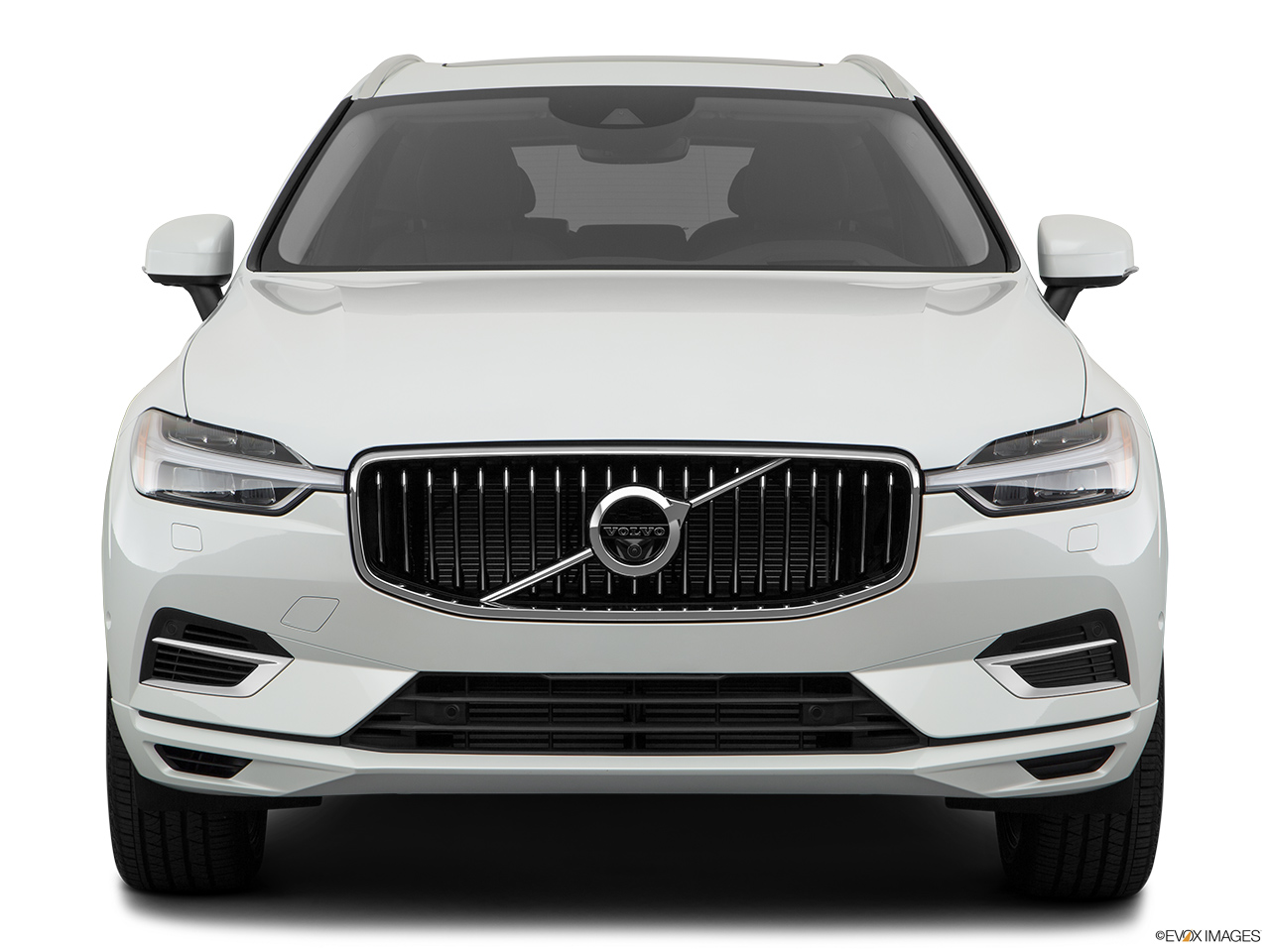 2019 Volvo XC60 T8 Inscription eAWD Plug-in Hybrid Low/wide front. 