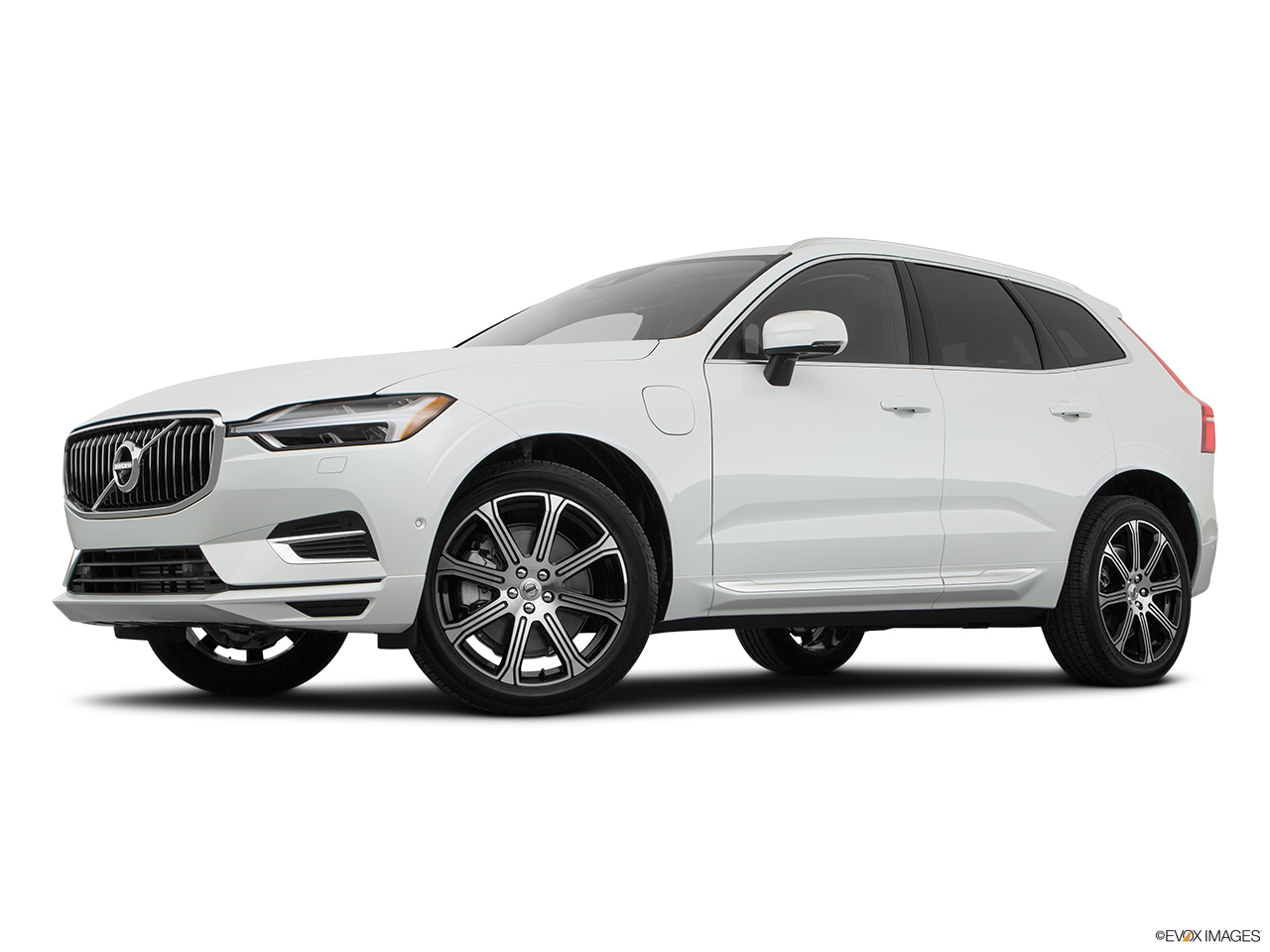 2019 Volvo XC60 T8 Inscription eAWD Plug-in Hybrid Low/wide front 5/8. 