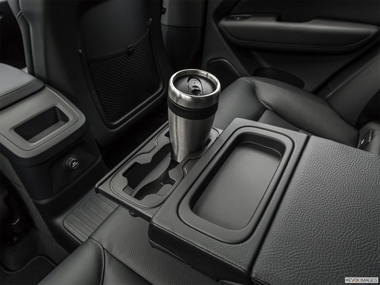 2019 Volvo XC60 T8 Inscription eAWD Plug-in Hybrid Cup holder prop (quaternary). 