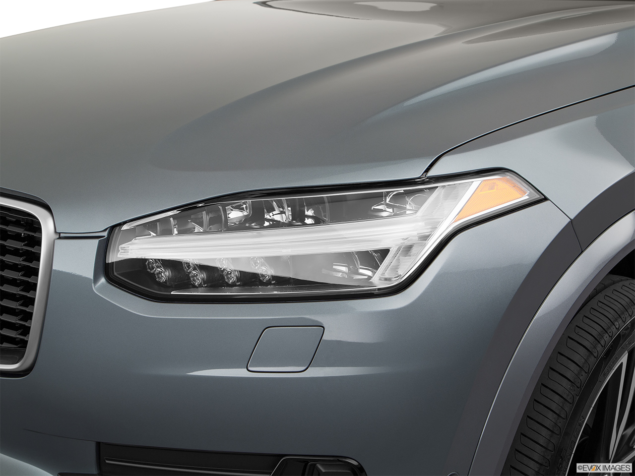 2019 Volvo XC90  T5 AWD R-Design Drivers Side Headlight. 