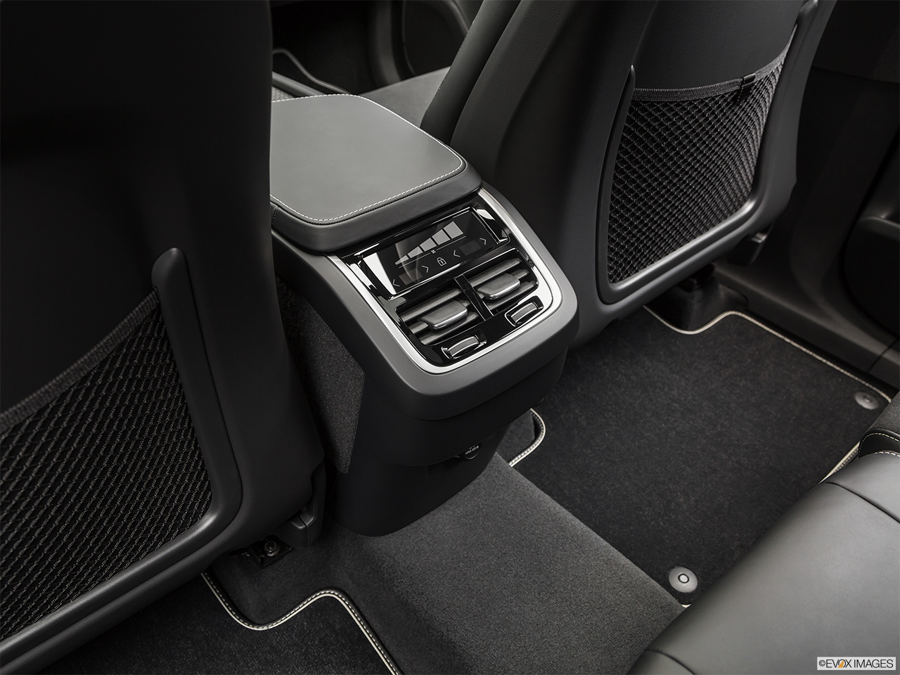 2019 Volvo XC90  T5 AWD R-Design Rear A/C controls. 