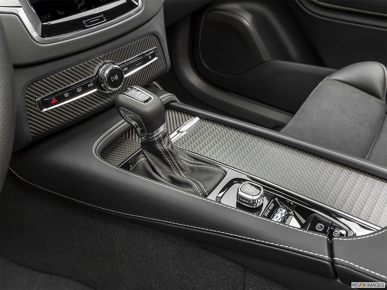 2019 Volvo XC90  T5 AWD R-Design Gear shifter/center console. 
