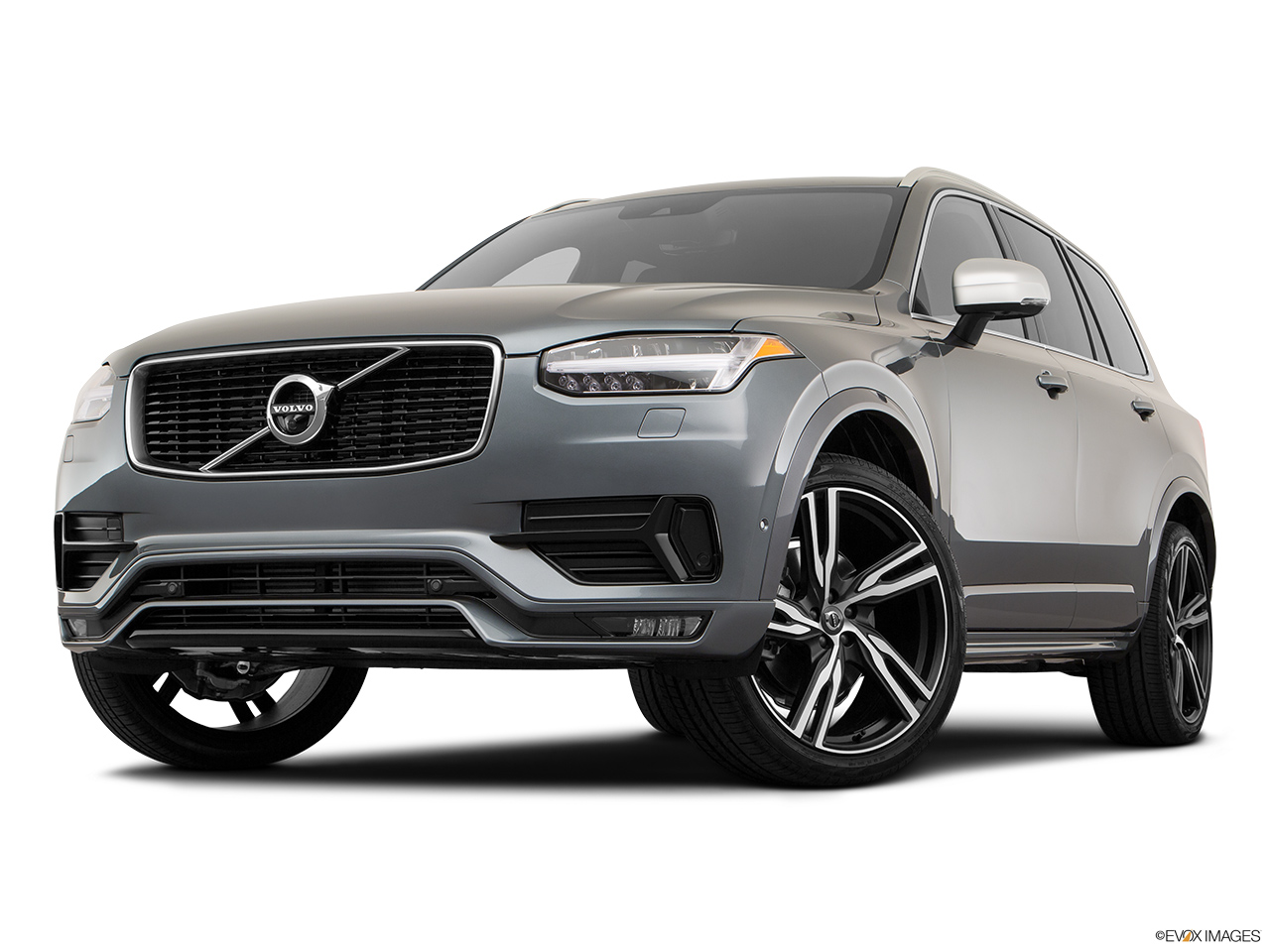2019 Volvo XC90  T5 AWD R-Design Front angle view, low wide perspective. 