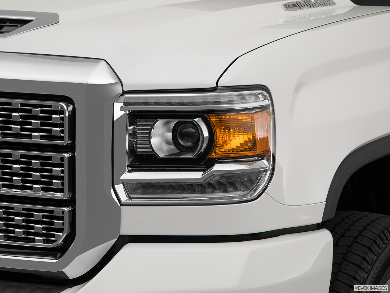 2019 GMC Sierra 2500HD Denali Drivers Side Headlight. 