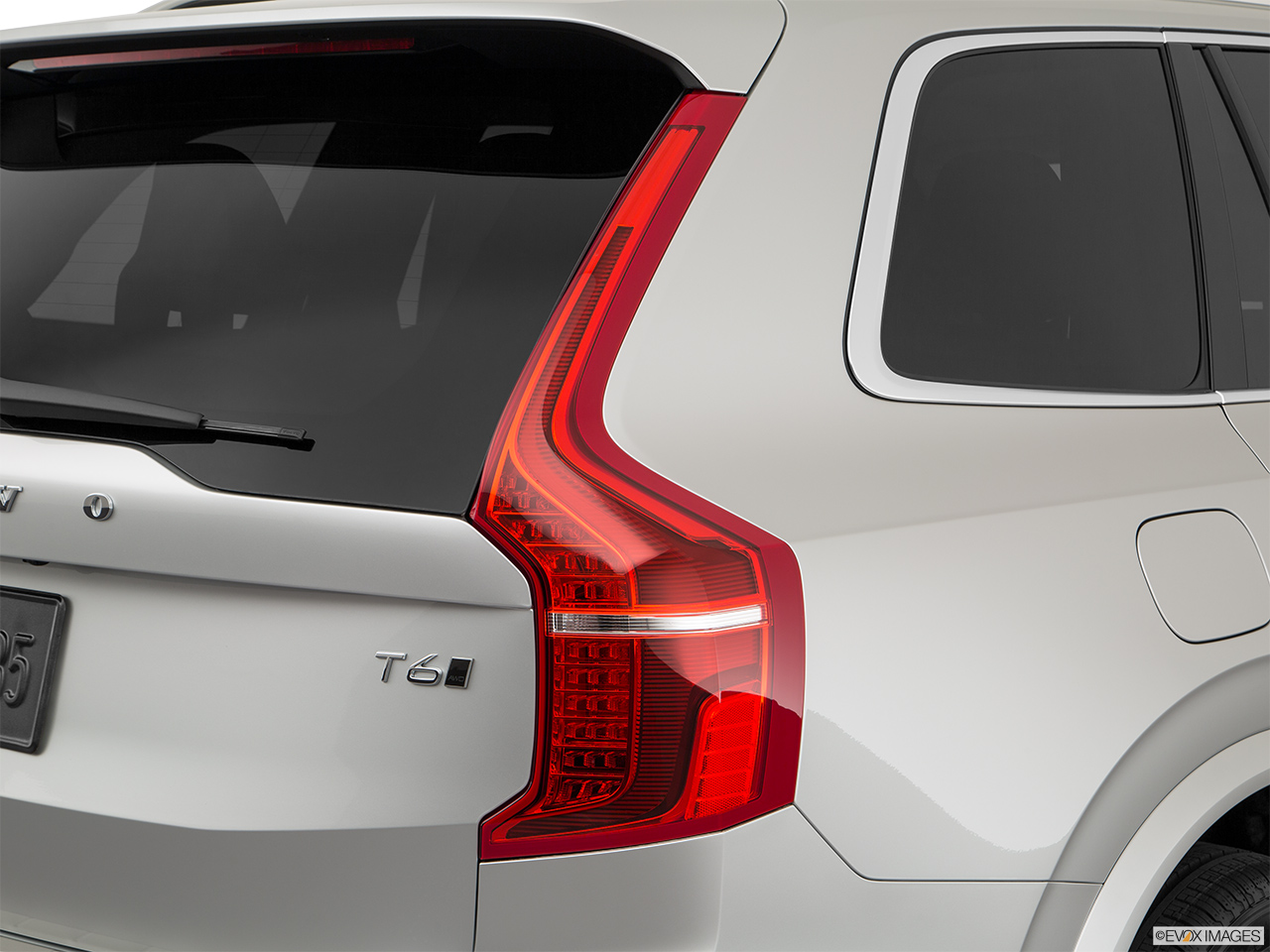 2019 Volvo XC90  T6 Momentum Passenger Side Taillight. 