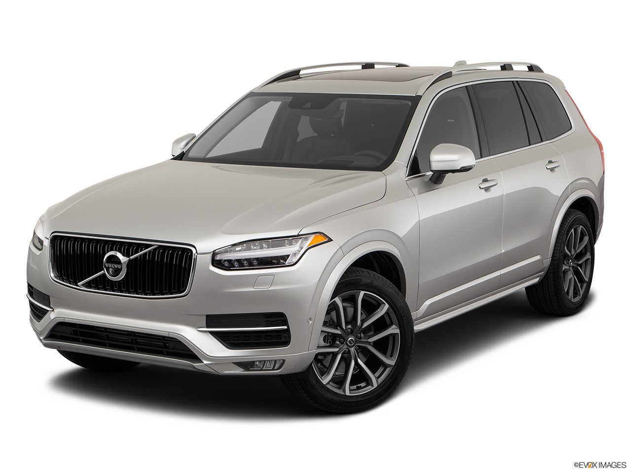 2019 Volvo XC90  T6 Momentum Front angle view. 