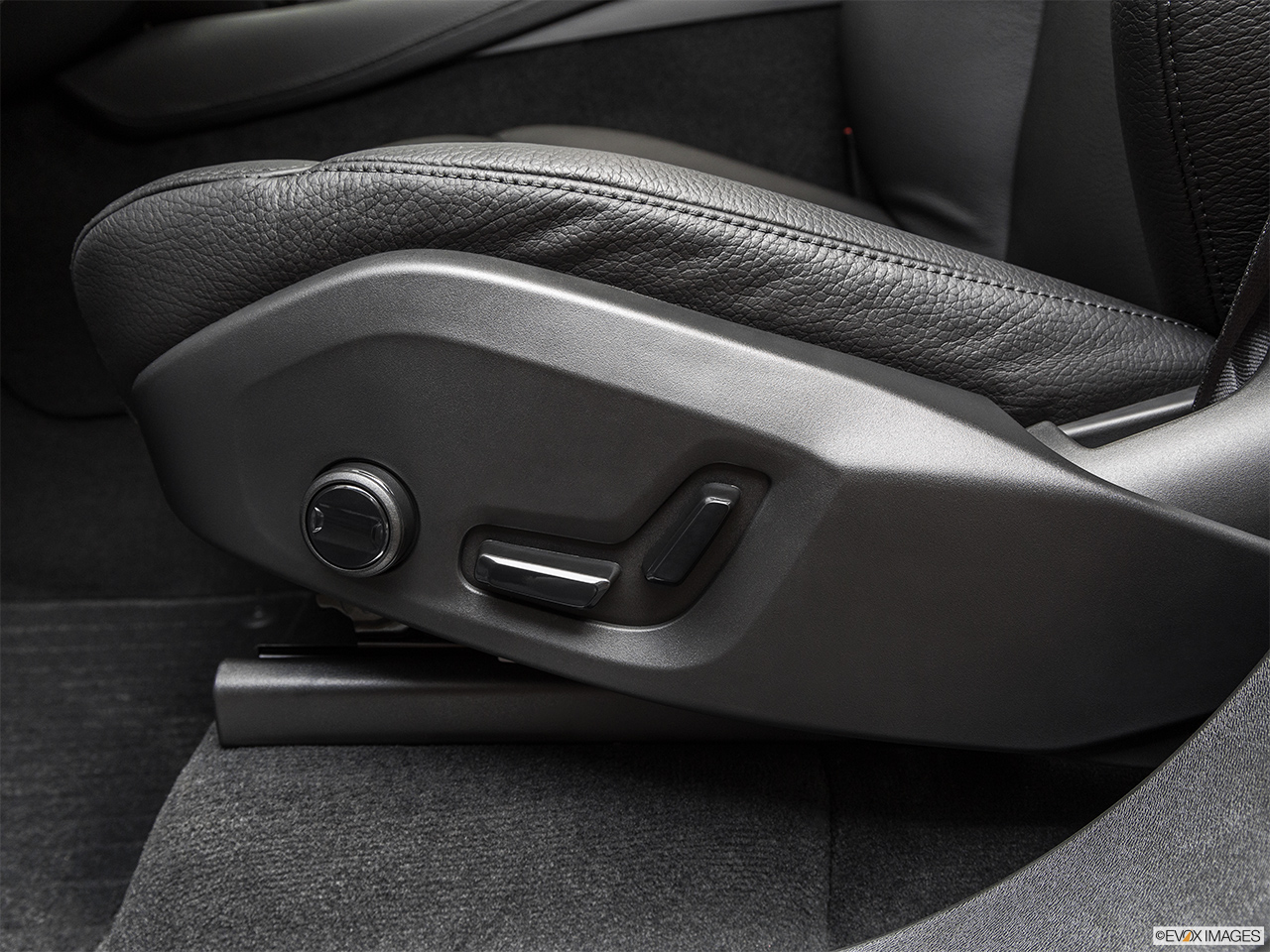 2019 Volvo XC90  T6 Momentum Seat Adjustment Controllers. 