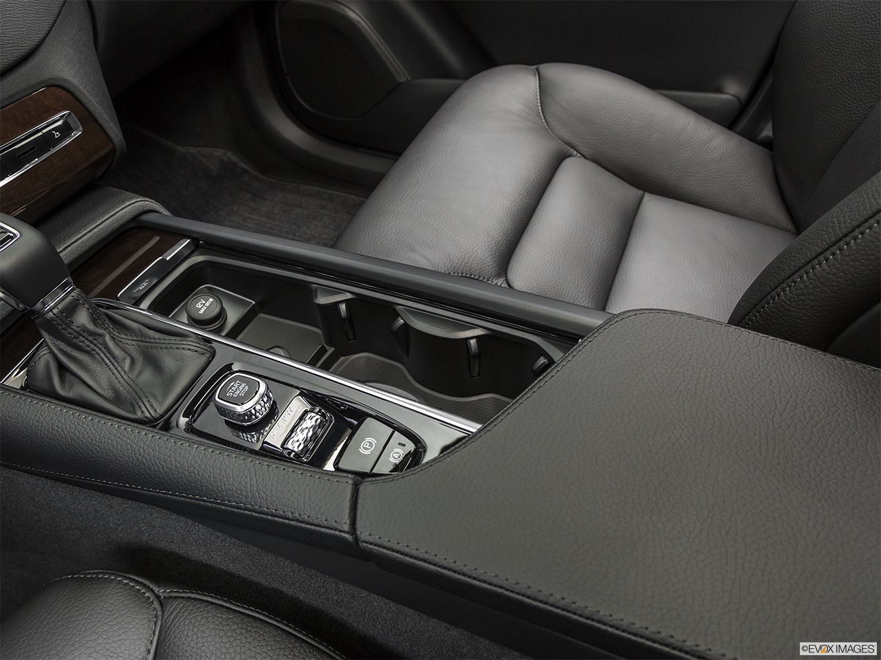 2019 Volvo XC90  T6 Momentum Cup holders. 