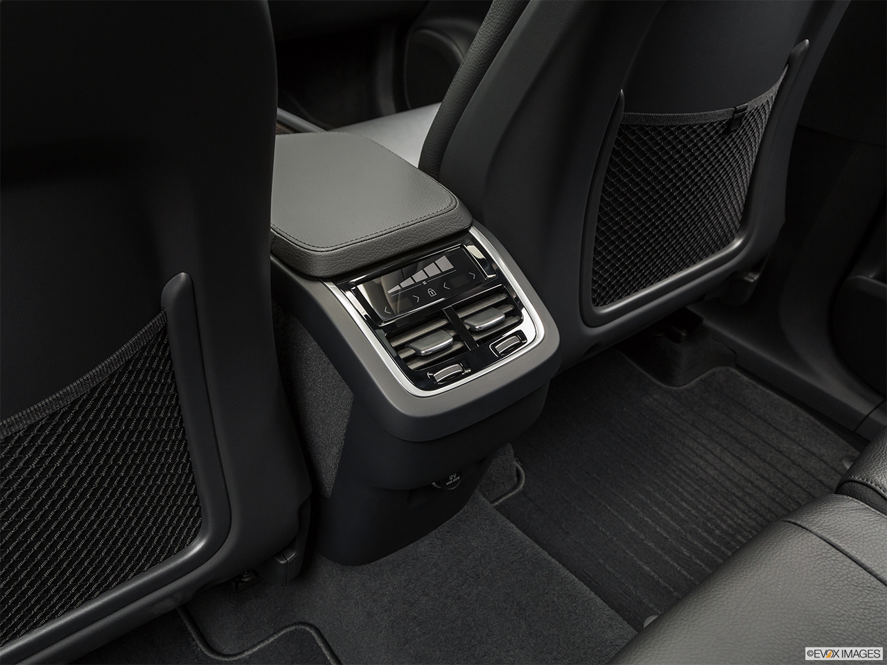 2019 Volvo XC90  T6 Momentum Rear A/C controls. 