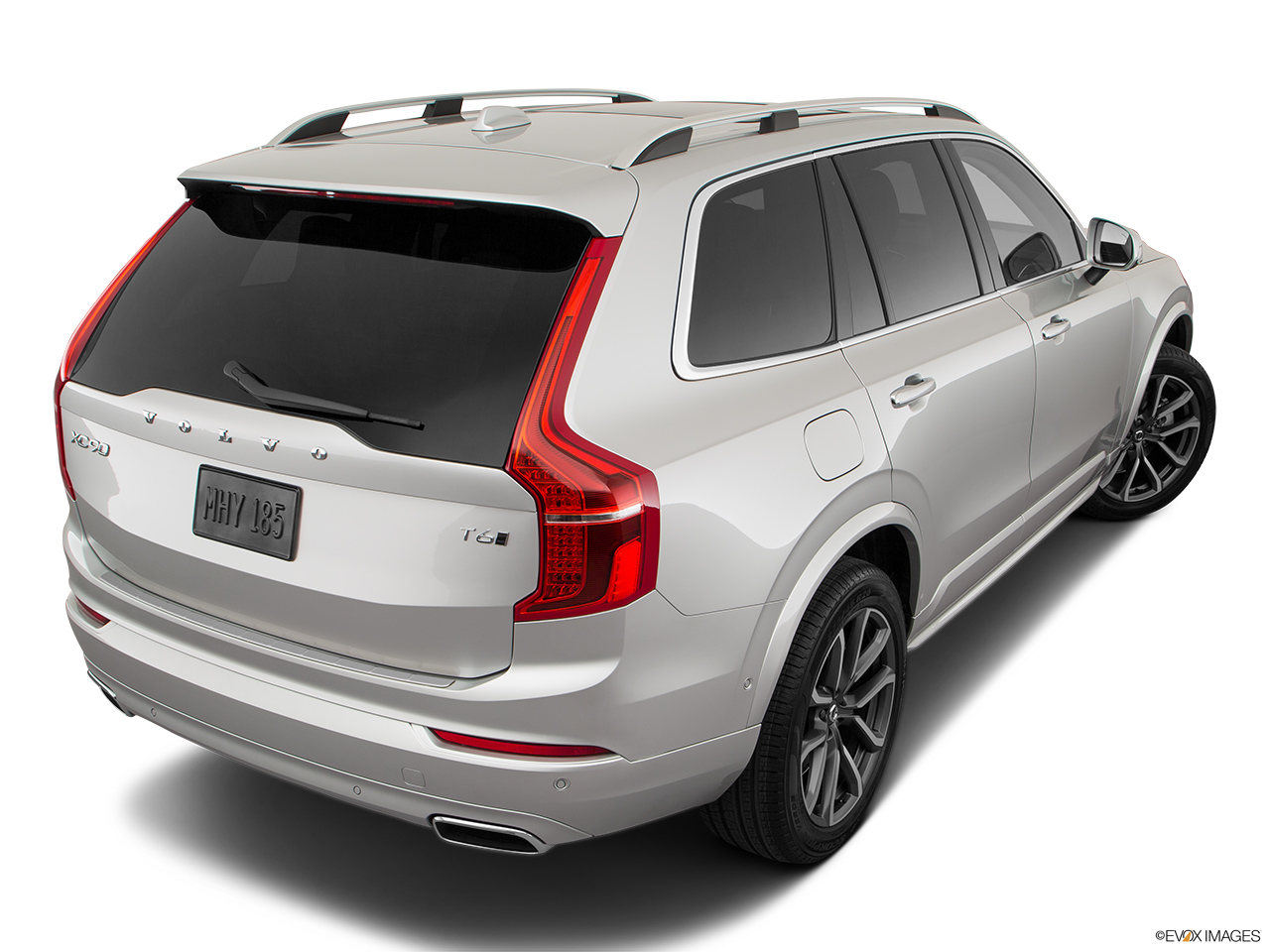 2019 Volvo XC90  T6 Momentum Rear 3/4 angle view. 