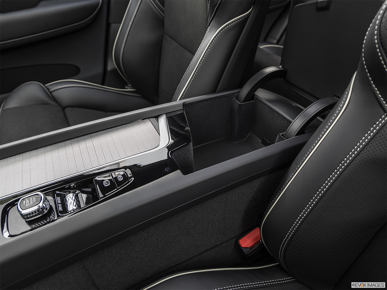 2019 Volvo XC60 T8 R-Design eAWD Plug-in Hybrid Front center divider. 