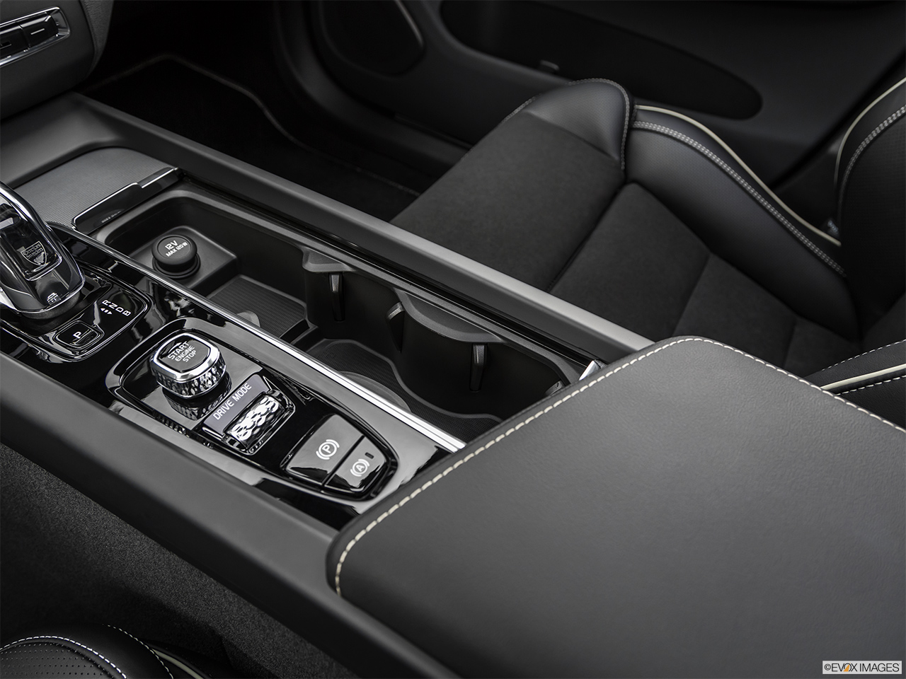 2019 Volvo XC60 T8 R-Design eAWD Plug-in Hybrid Cup holders. 