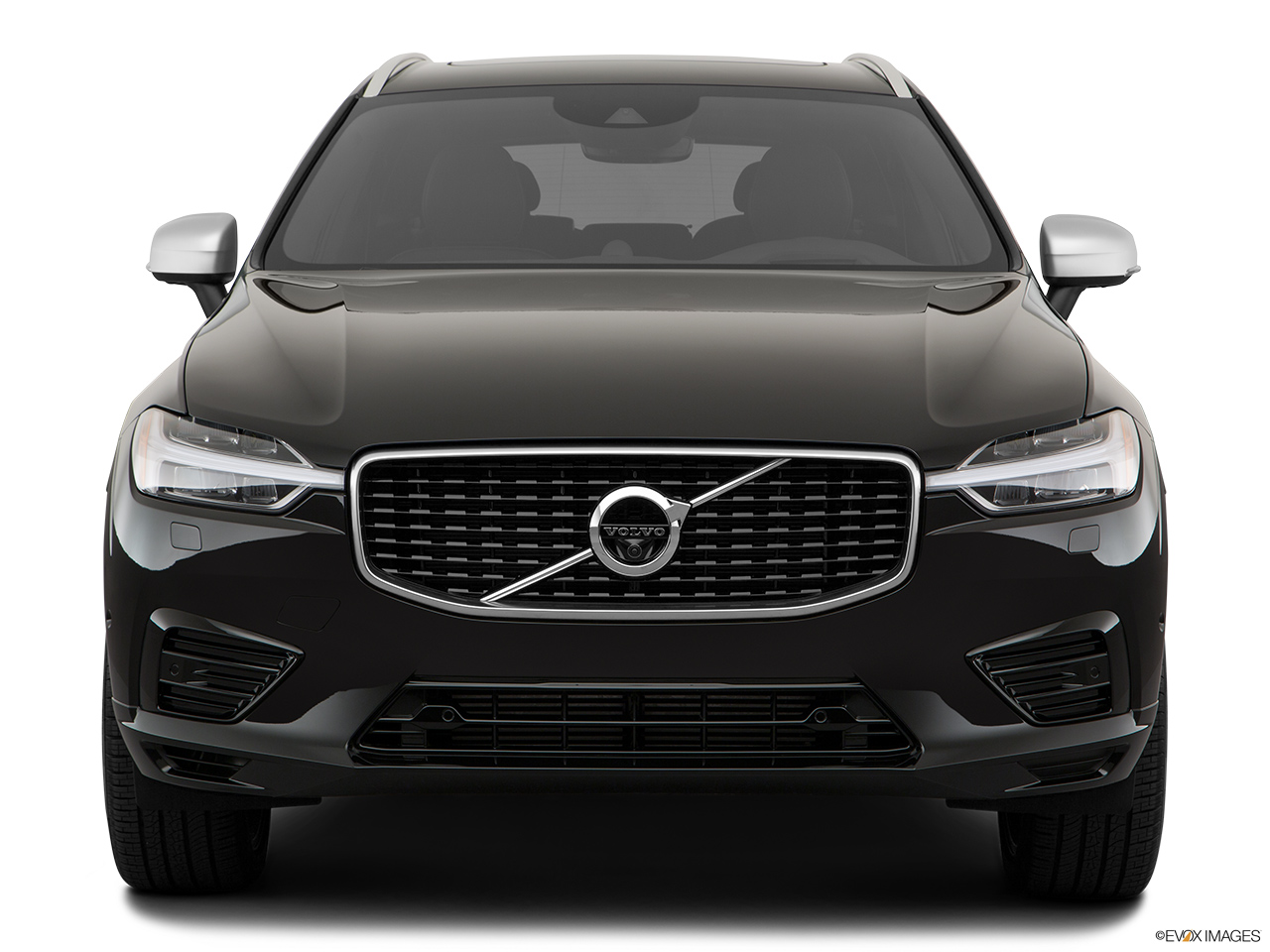 2019 Volvo XC60 T8 R-Design eAWD Plug-in Hybrid Low/wide front. 