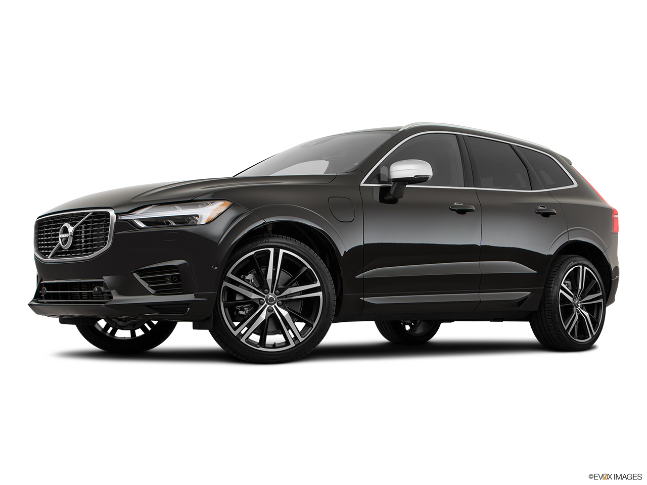 2019 Volvo XC60 T8 R-Design eAWD Plug-in Hybrid Low/wide front 5/8. 