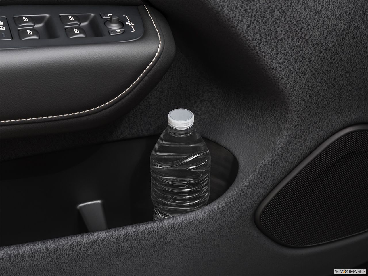 2019 Volvo XC60 T8 R-Design eAWD Plug-in Hybrid Cup holder prop (tertiary). 