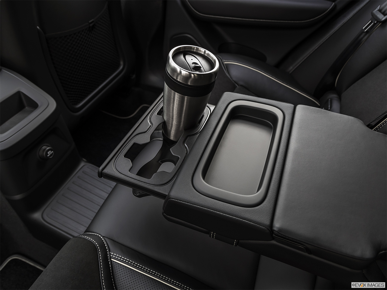 2019 Volvo XC60 T8 R-Design eAWD Plug-in Hybrid Cup holder prop (quaternary). 