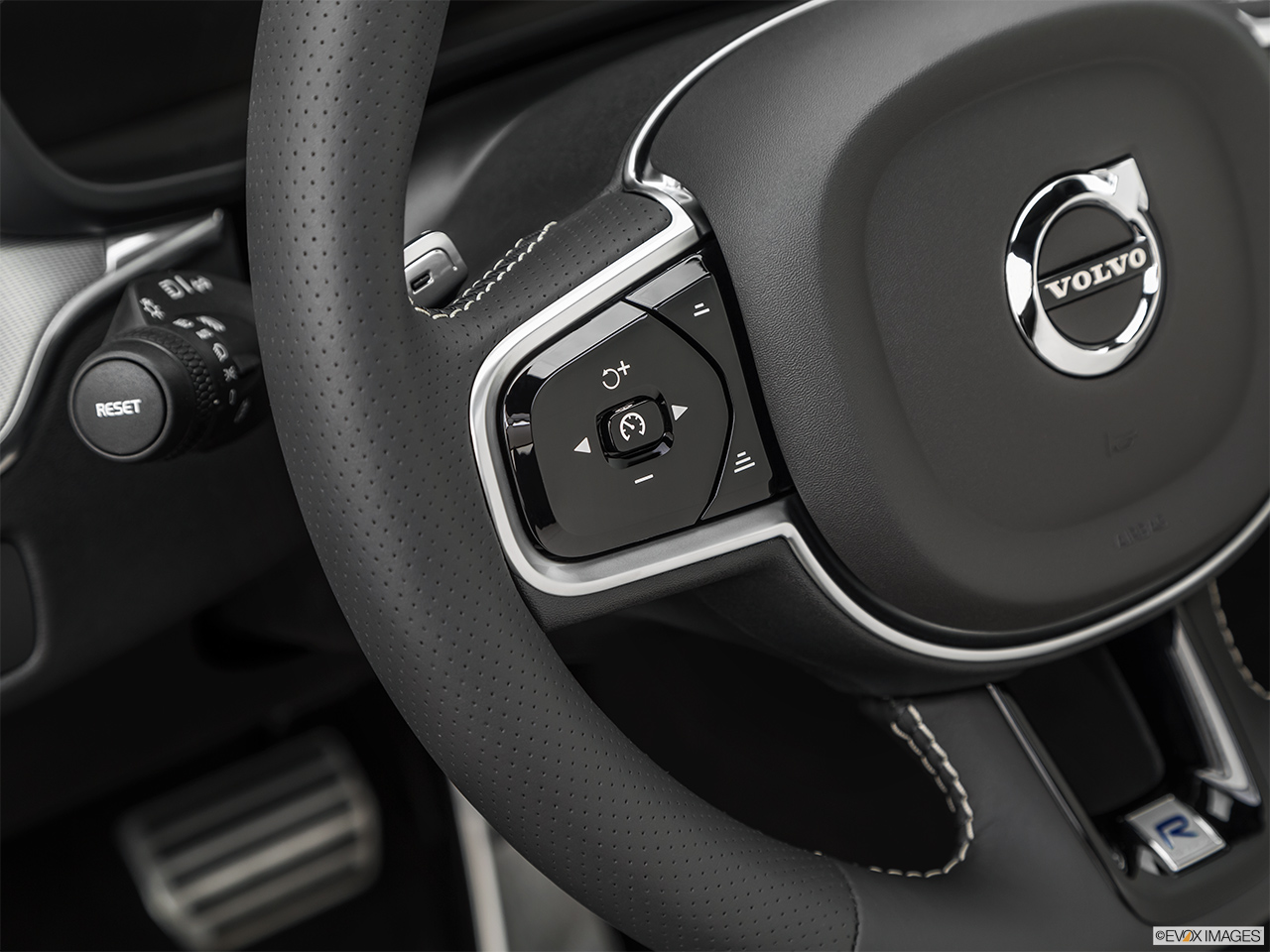 2019 Volvo XC60 T8 R-Design eAWD Plug-in Hybrid Steering Wheel Controls (Left Side) 
