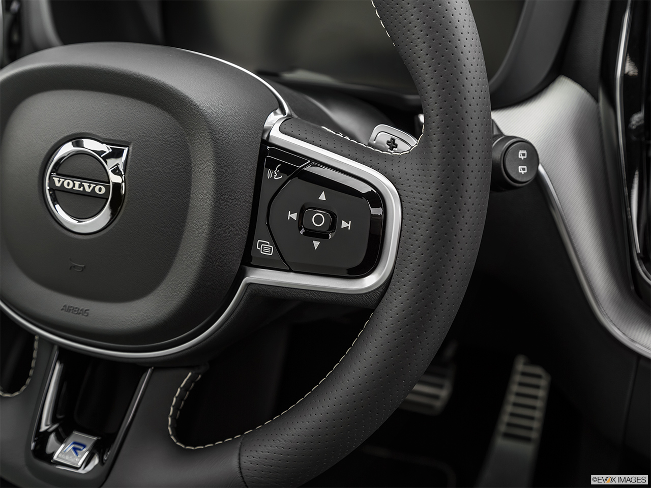 2019 Volvo XC60 T8 R-Design eAWD Plug-in Hybrid Steering Wheel Controls (Right Side) 