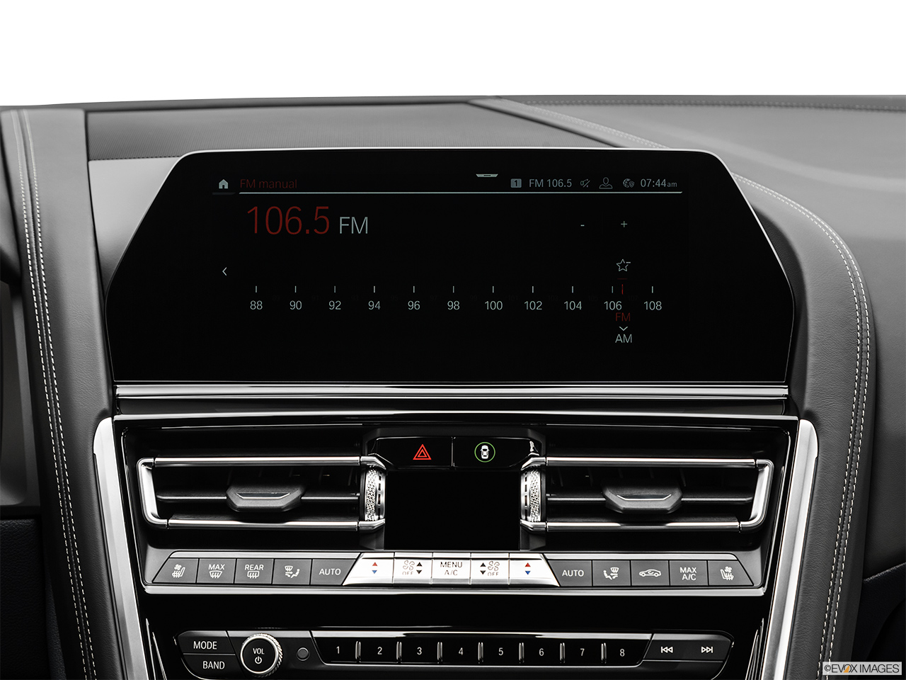 2019 BMW 8-series M850i xDrive Closeup of radio head unit 