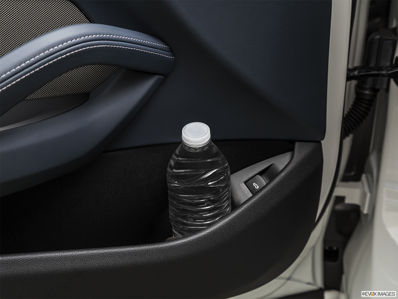 2019 BMW 8-series M850i xDrive Cup holder prop (tertiary). 
