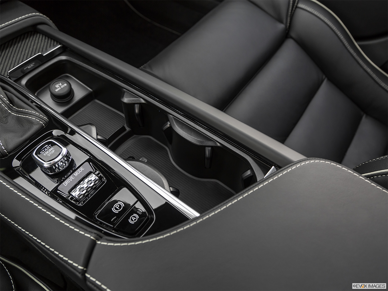 2019 Volvo V90 T5 R-Design Cup holders. 