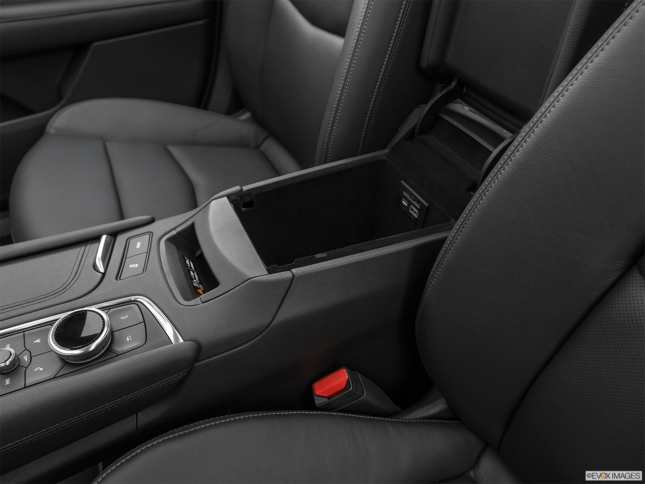 2020 Cadillac XT6 Premium Luxury Front center divider. 