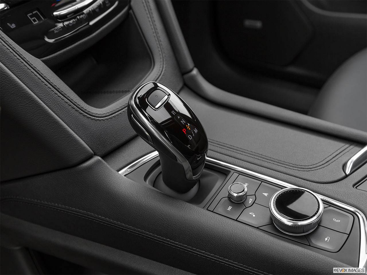 2020 Cadillac XT6 Premium Luxury Gear shifter/center console. 
