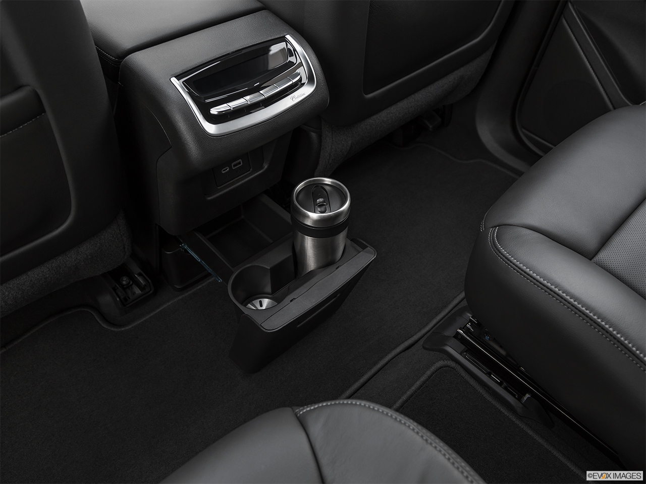 2020 Cadillac XT6 Premium Luxury Cup holder prop (quaternary). 