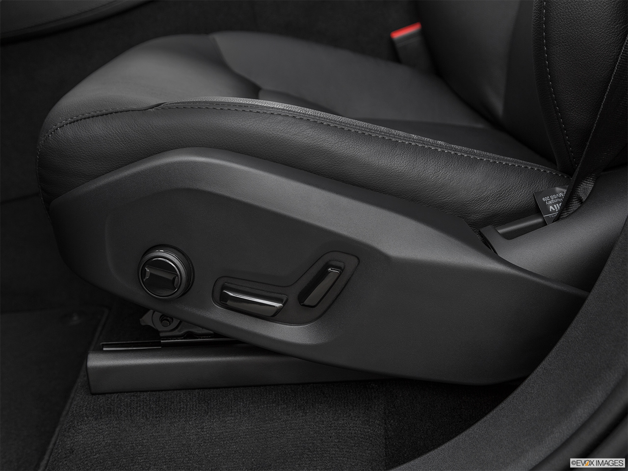 2020 Volvo XC90 T5 Momentum Seat Adjustment Controllers. 