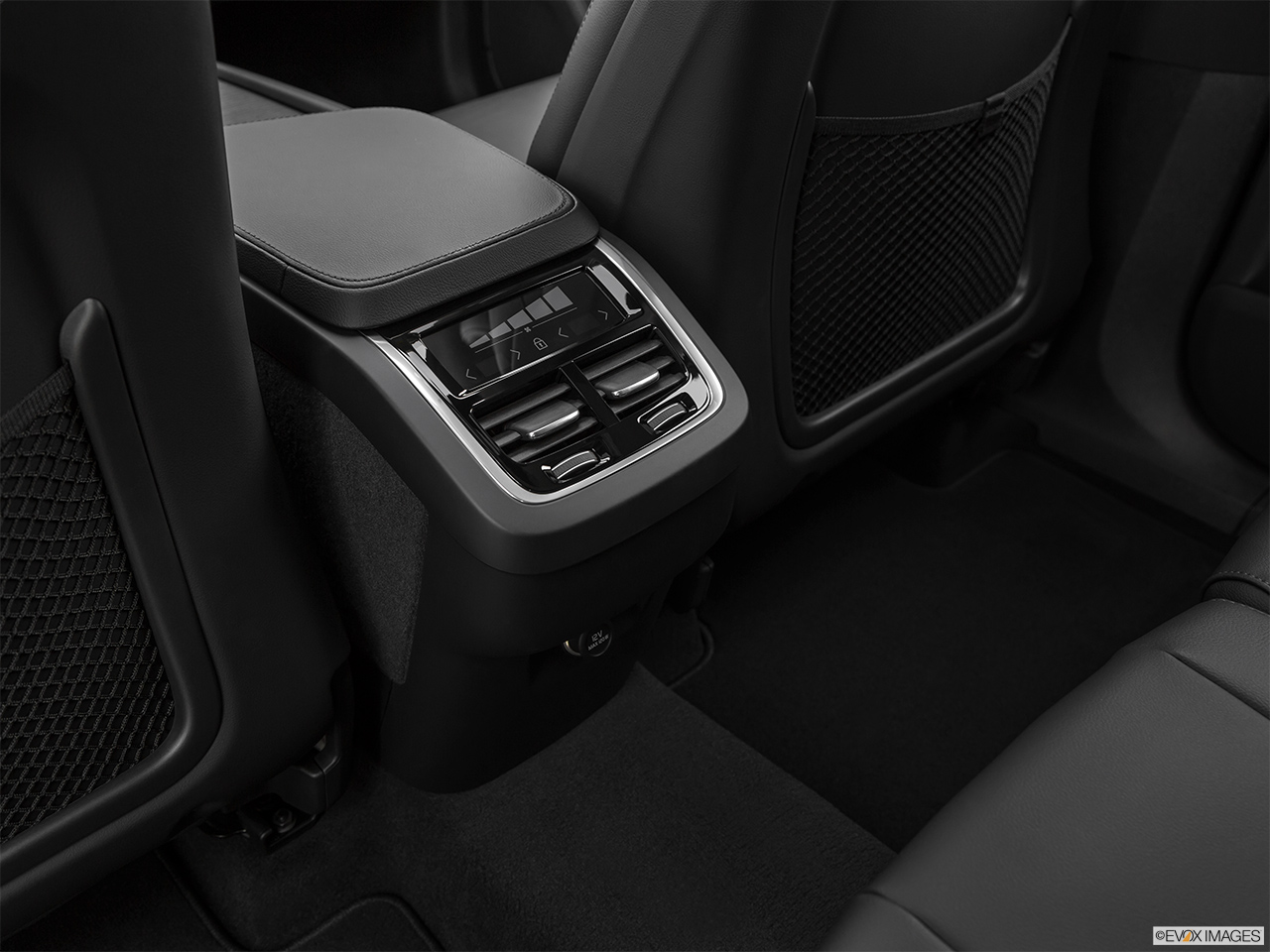2020 Volvo XC90 T5 Momentum Rear A/C controls. 