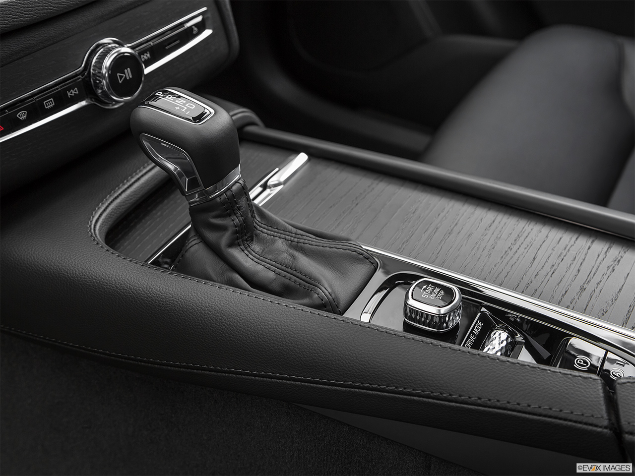 2020 Volvo XC90 T5 Momentum Gear shifter/center console. 