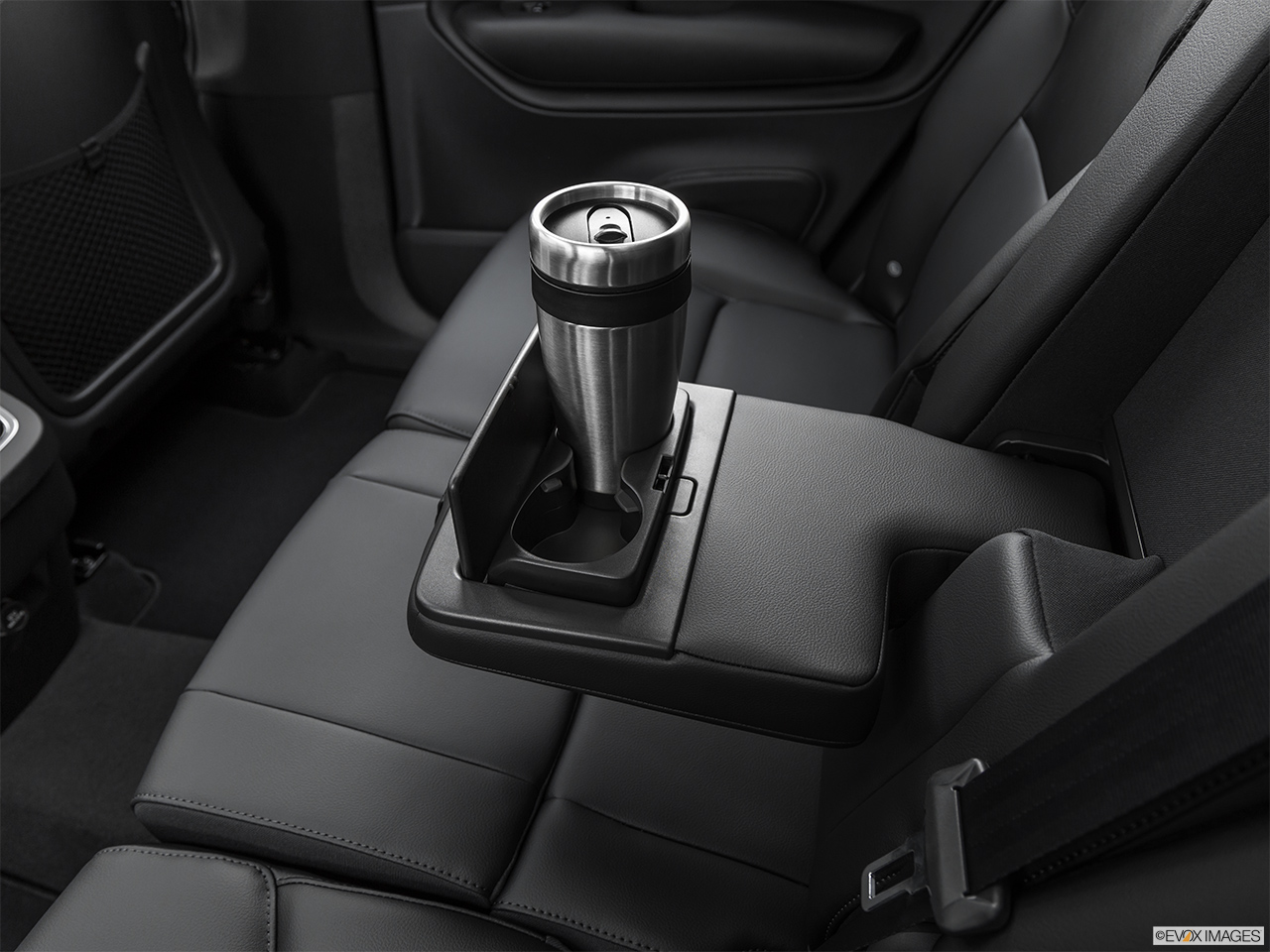 2020 Volvo XC90 T5 Momentum Cup holder prop (quaternary). 