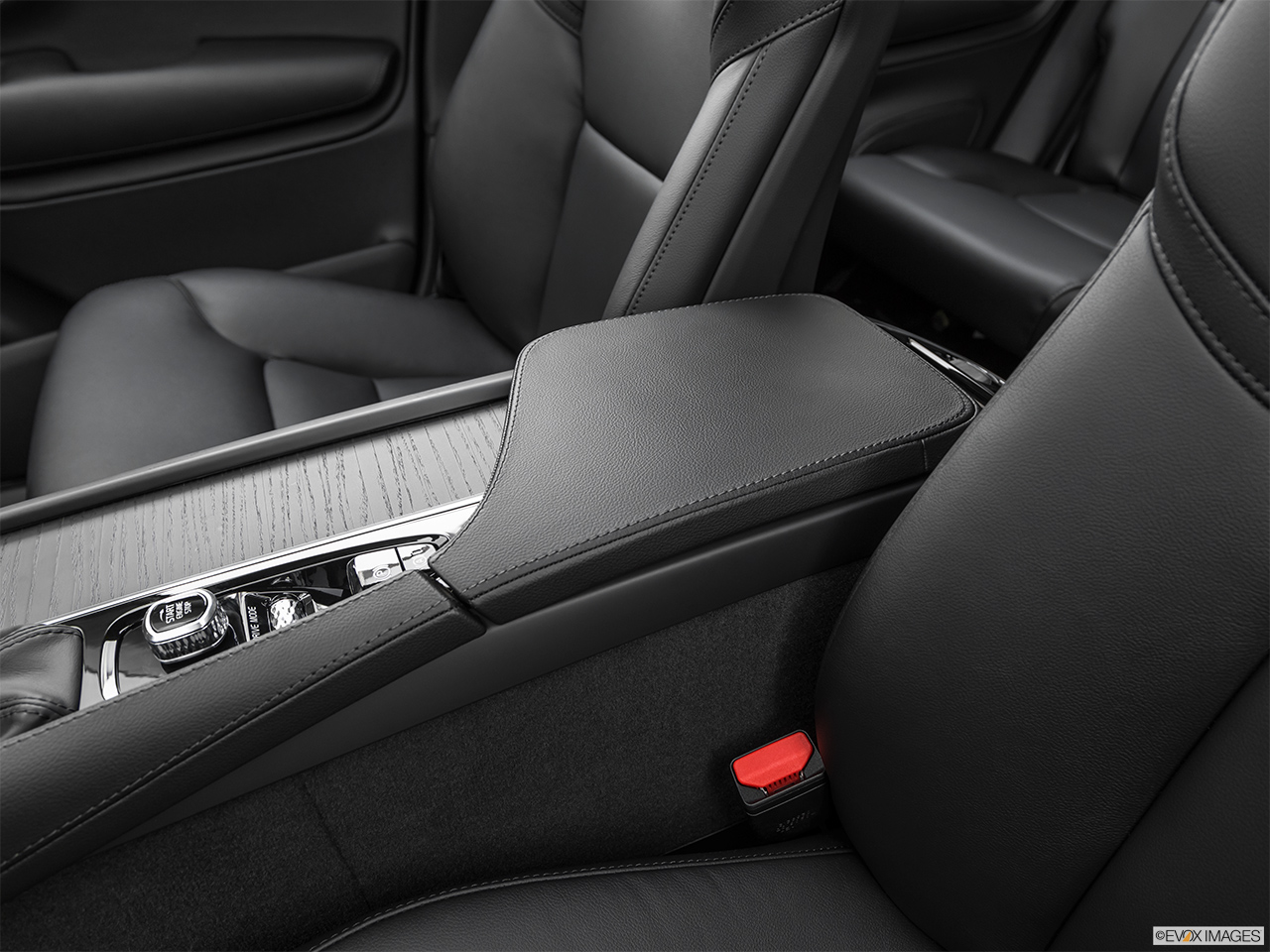 2020 Volvo XC90 T5 Momentum Front center console with closed lid, from driver's side looking down 