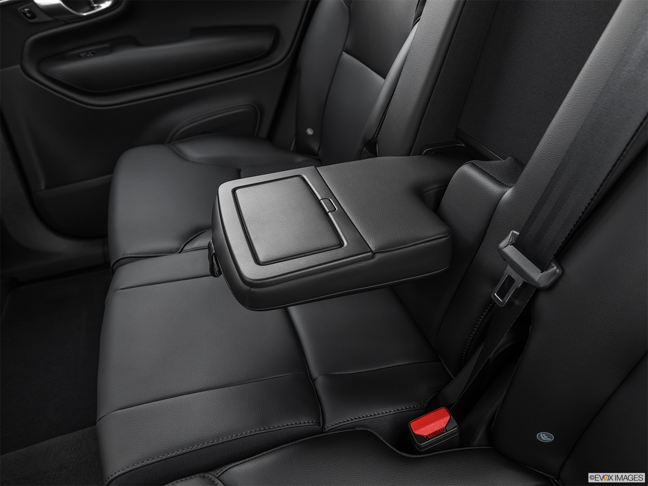 2020 Volvo XC90 T5 Momentum Rear center console with closed lid from driver's side looking down. 