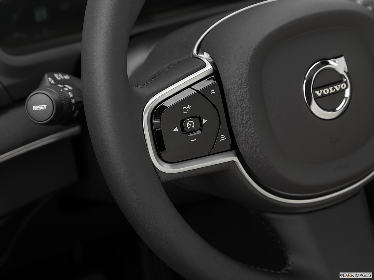 2020 Volvo XC90 T5 Momentum Steering Wheel Controls (Left Side) 
