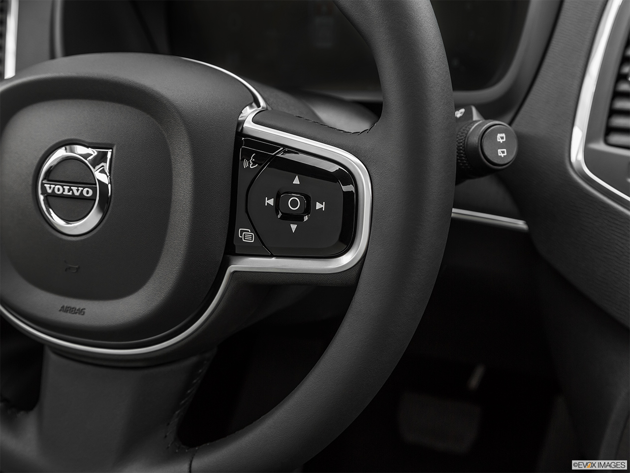 2020 Volvo XC90 T5 Momentum Steering Wheel Controls (Right Side) 
