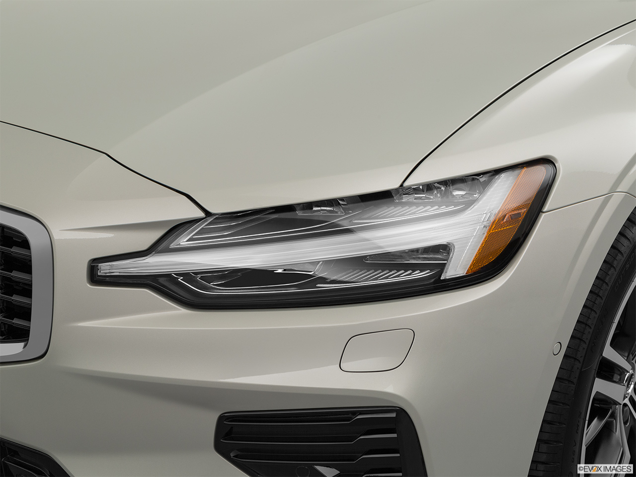 2020 Volvo S60 T8 R-Design eAWD Plug-in Hybrid Drivers Side Headlight. 