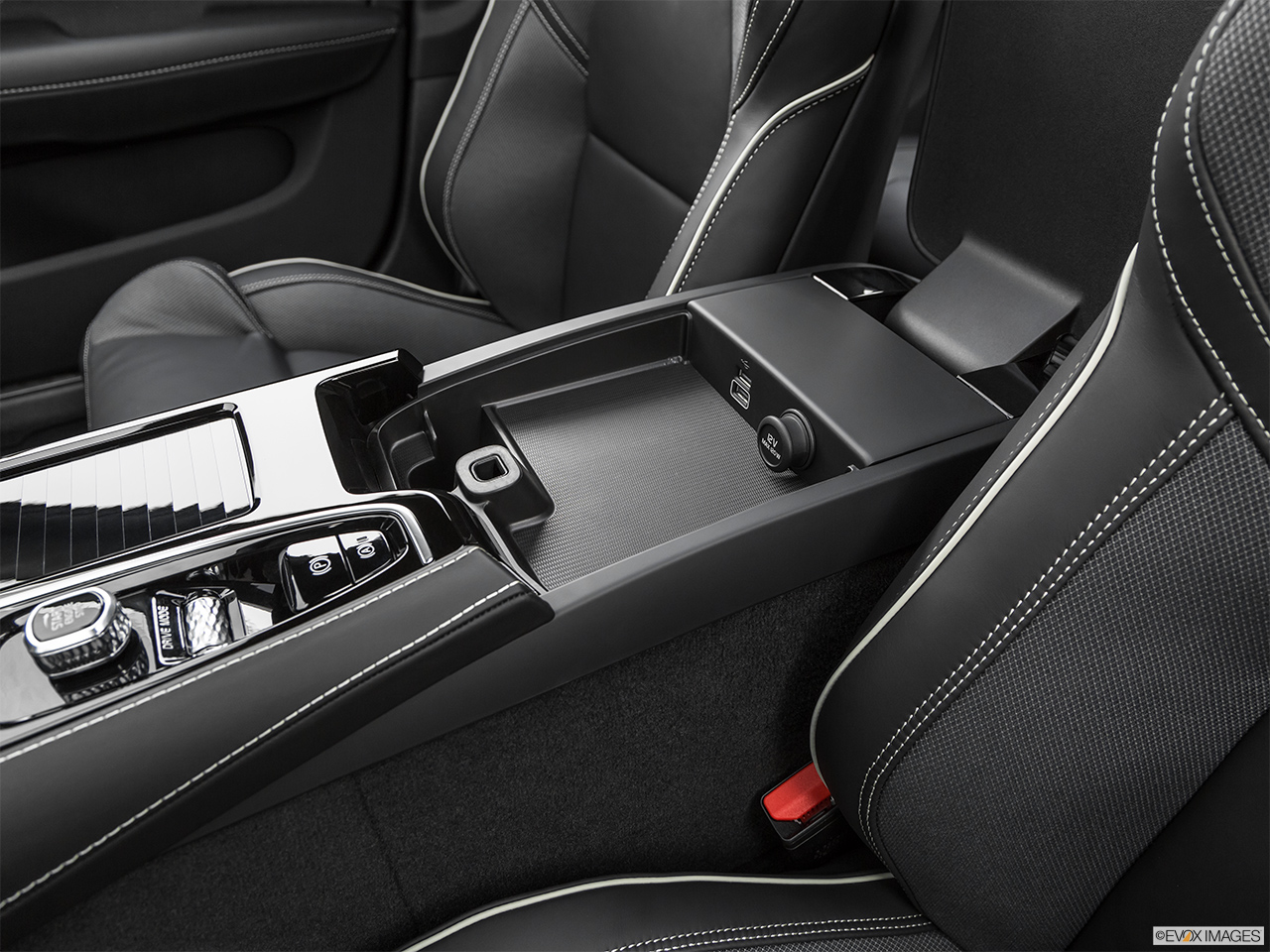2020 Volvo S60 T8 R-Design eAWD Plug-in Hybrid Front center divider. 