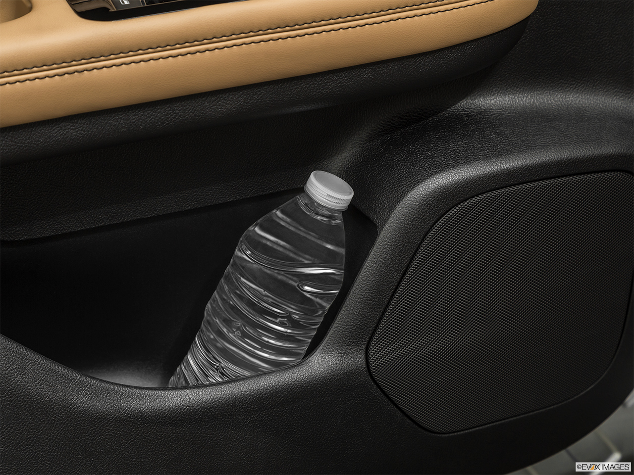 2020 Lincoln Corsair Reserve Cup holder prop (tertiary). 