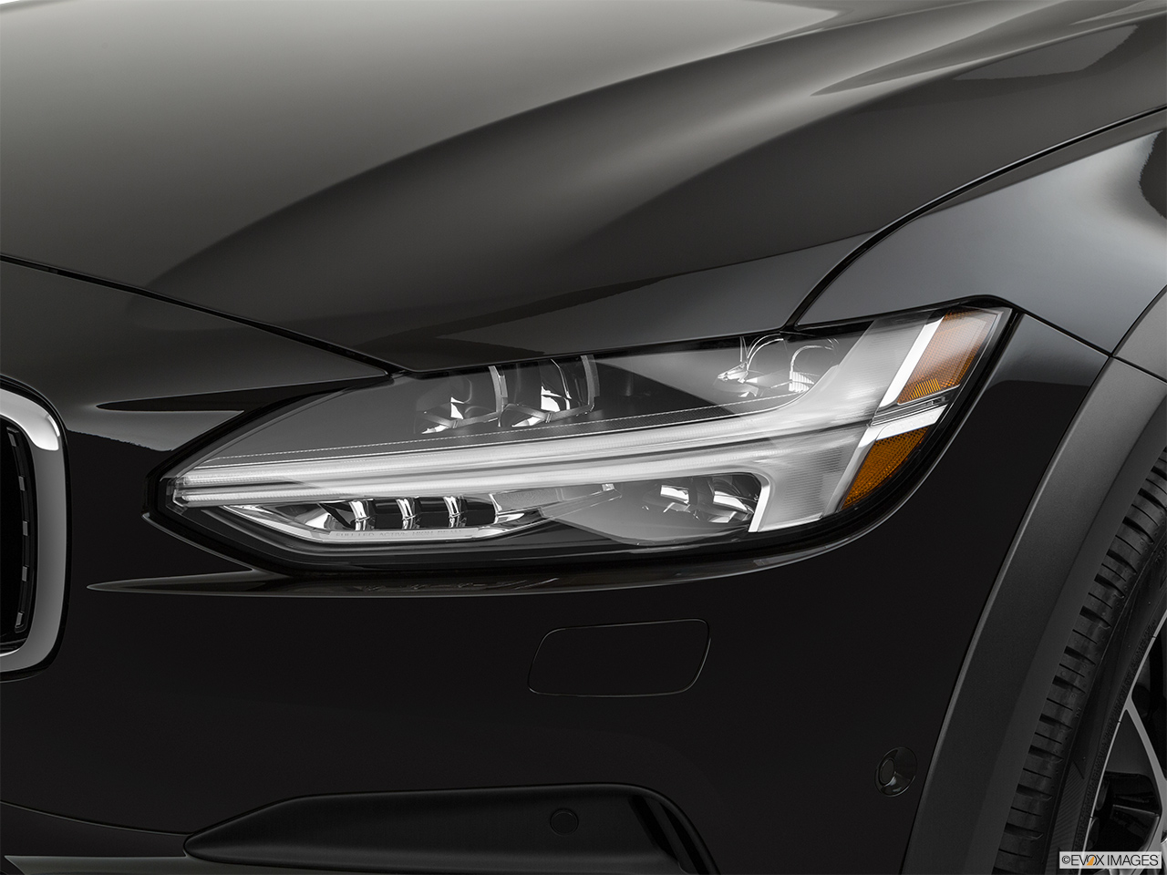 2020 Volvo V90 Cross Country T6 AWD Drivers Side Headlight. 