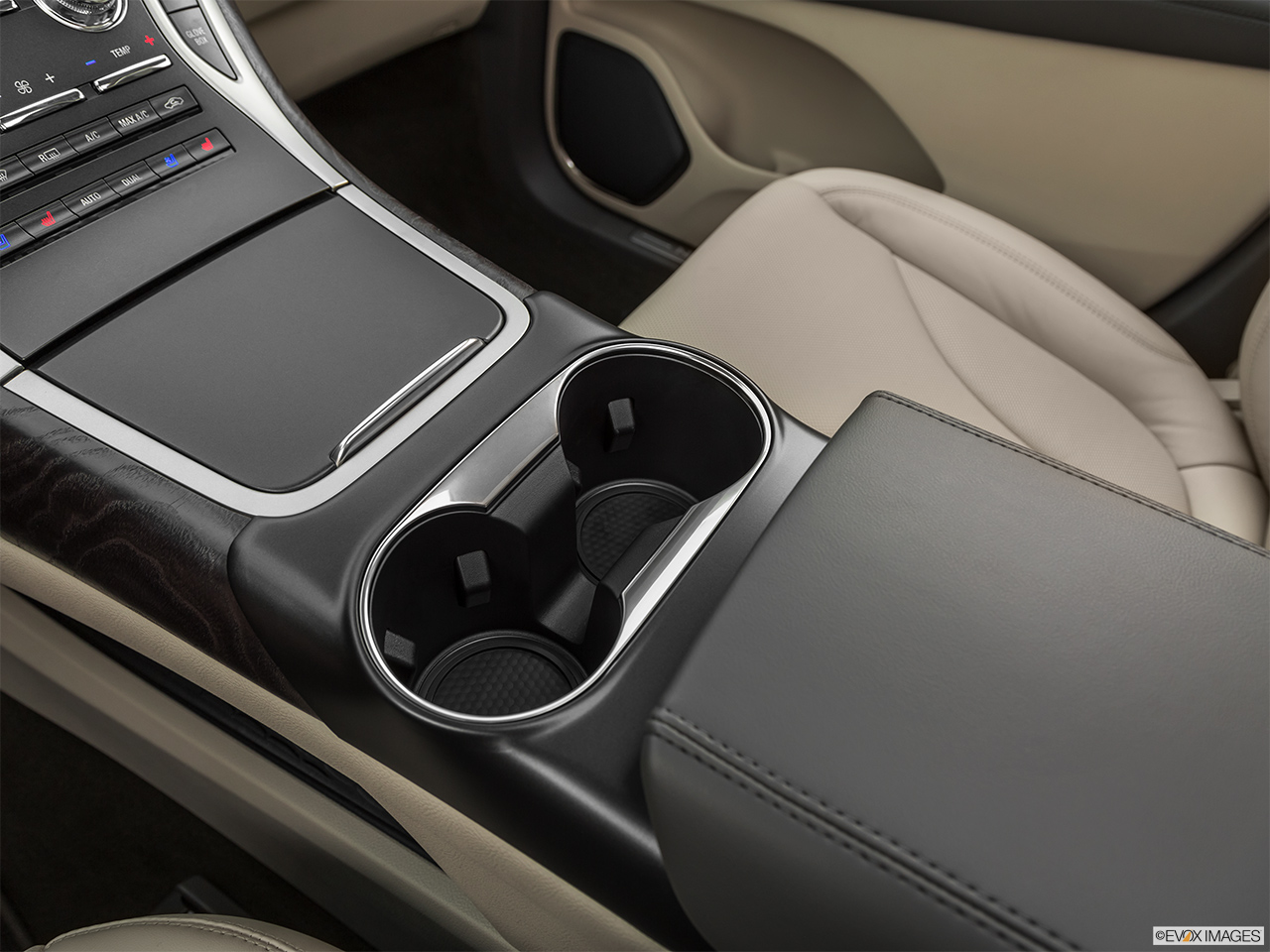 2020 Lincoln Nautilus Reserve Cup holders. 