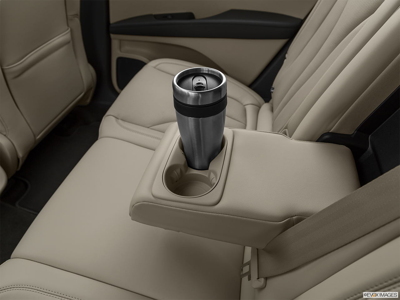 2020 Lincoln Nautilus Reserve Cup holder prop (quaternary). 