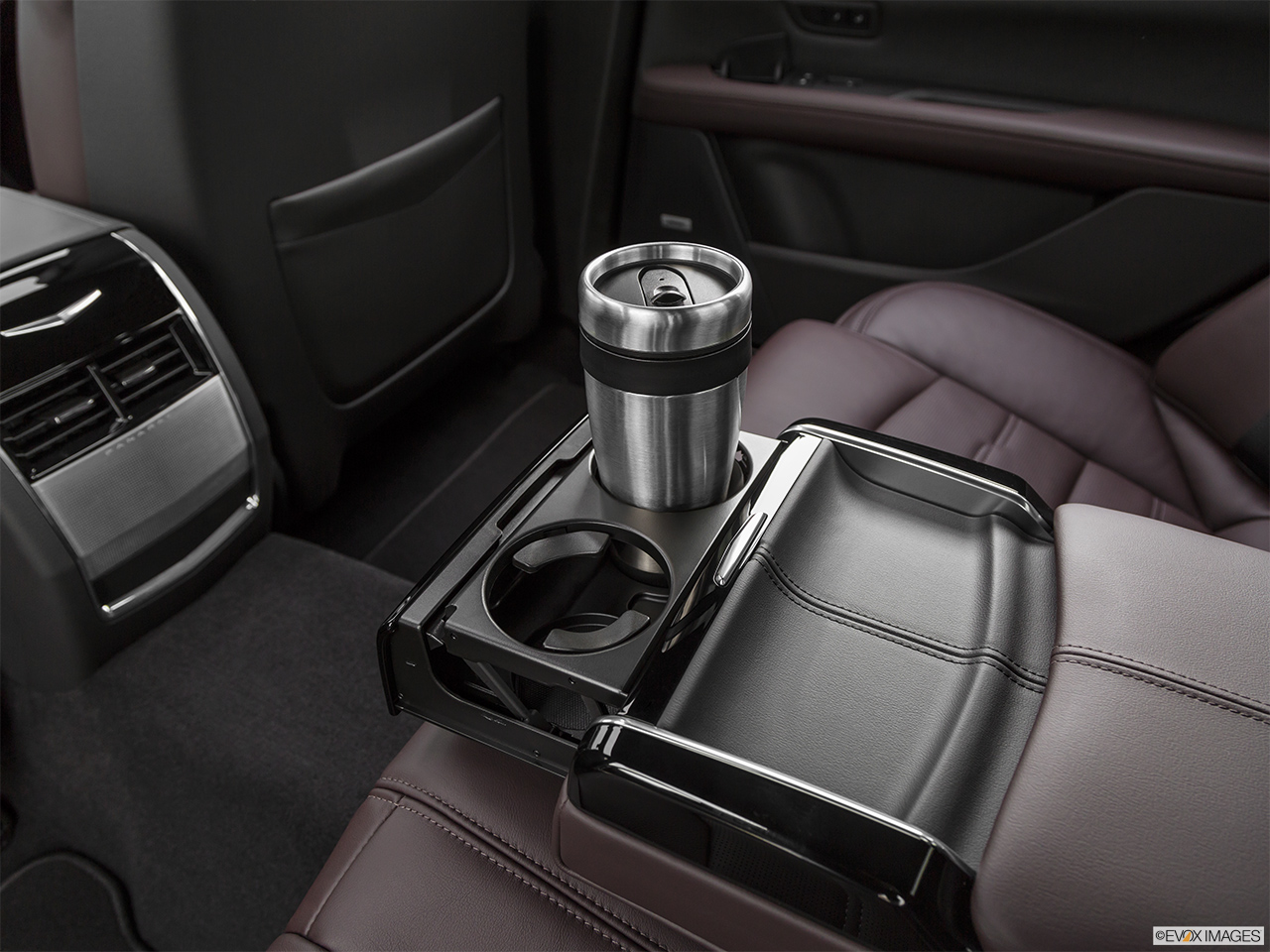 2019 Cadillac CT6-V Base Cup holder prop (quaternary). 
