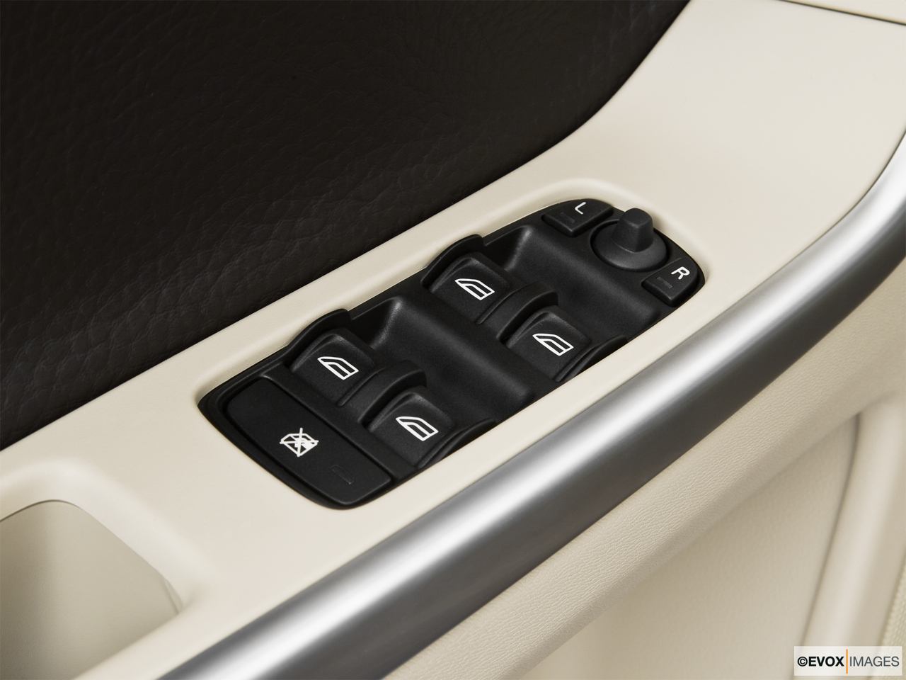 2010 Volvo XC60 T6 AWD Driver's side inside window controls. 
