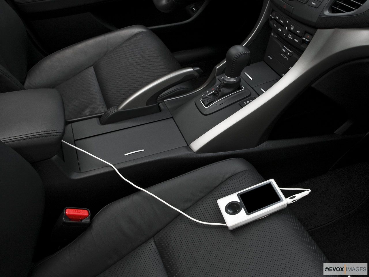 2010 Acura TSX V6 Zune and auxiliary jack 