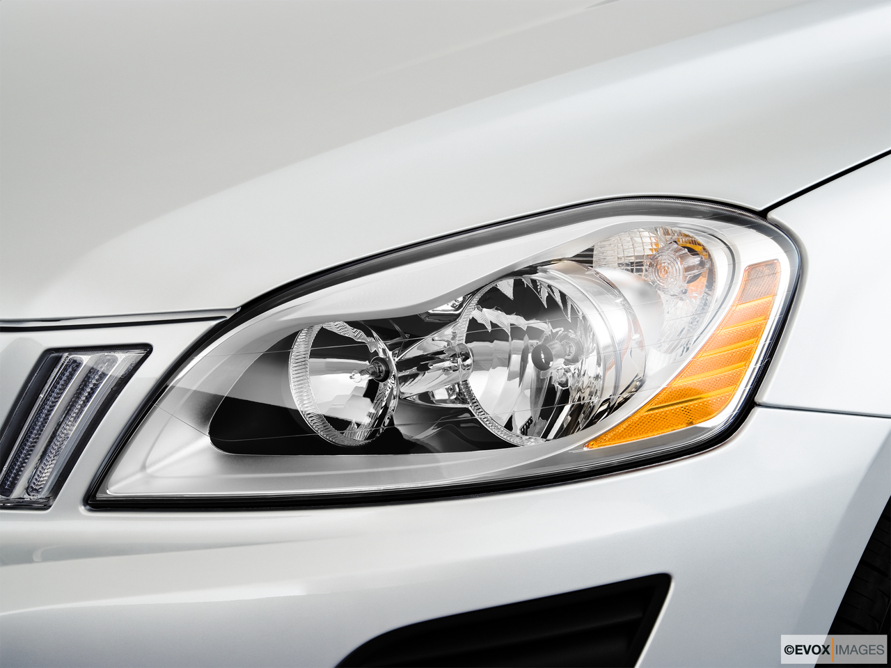 2010 Volvo XC60 3.2L Drivers Side Headlight. 