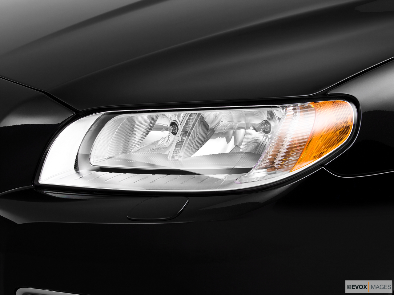 2010 Volvo V70 3.2 A SR Drivers Side Headlight. 