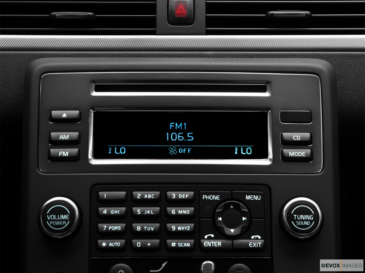 2010 Volvo V70 3.2 A SR Closeup of radio head unit 