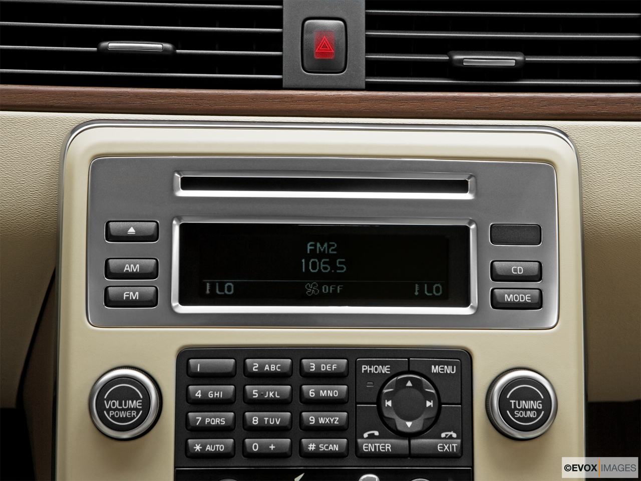 2010 Volvo S80 3.2 Closeup of radio head unit 