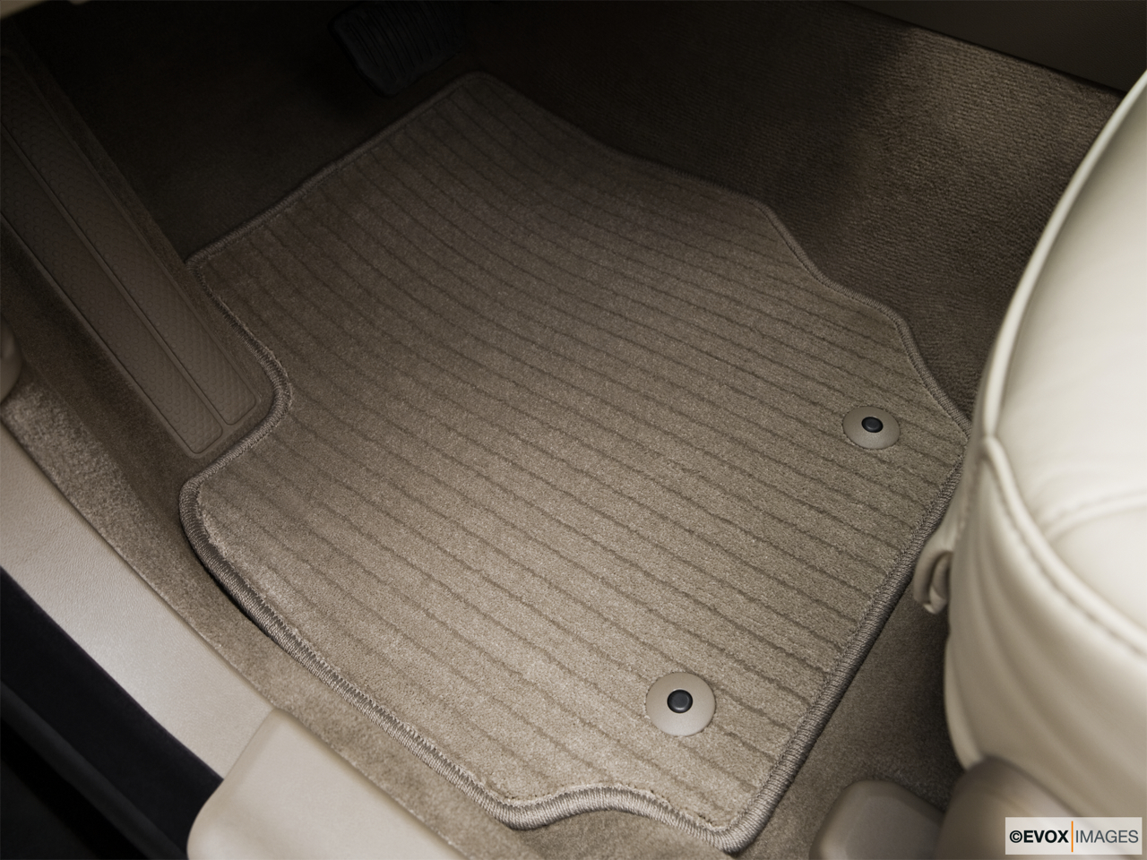 2010 Volvo S80 3.2 Driver's floor mat and pedals. Mid-seat level from outside looking in. 